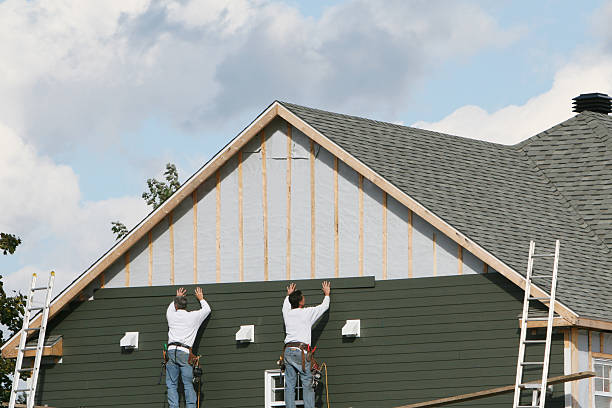 Professional Vinyl Siding technician working in Clifton, IL